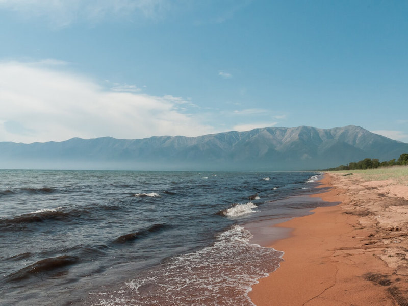 берег озера с видом на горы